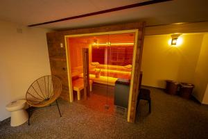 a room with a toilet and a room with a bedroom at Wyzenborne in Sontra