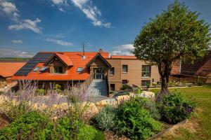 a house with an orange roof with a garden at Wyzenborne in Sontra