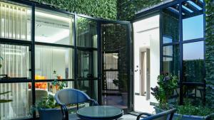 a room with glass doors and a table and chairs at ارتاما بوتيك للشقق المخدومة in Riyadh