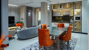 a kitchen and living room with a table and chairs at ارتاما بوتيك للشقق المخدومة in Riyadh