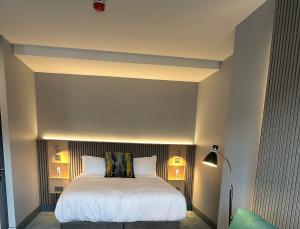 a bedroom with a white bed in a room at Carraig Townhouse in Blackrock
