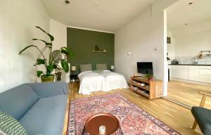 a living room with a bed and a couch at Apartment Havenstraat in Delft