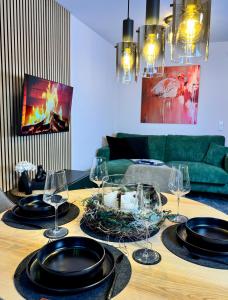 a table with plates and wine glasses on top of it at Ankommen & wohlfühlen - Ihr stilvolles Zuhause in Dresden