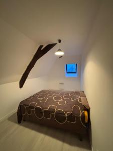 a bedroom with a bed in a attic at Appartement Numéro 3, centre chateau-renault in Château-Renault