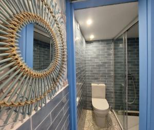 a bathroom with a mirror and a toilet at Casa el far Peñíscola in Peniscola