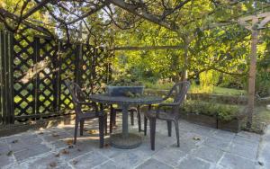 a table and two chairs sitting under a pergola at Gästehaus Barthel in Gosen