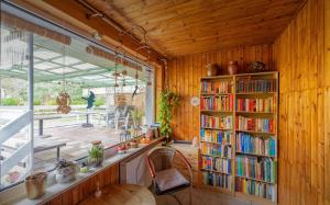 a library with a book shelf filled with books at Gästehaus Barthel in Gosen