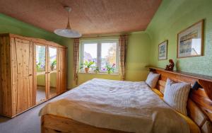 a bedroom with a bed and a window at Gästehaus Barthel in Gosen
