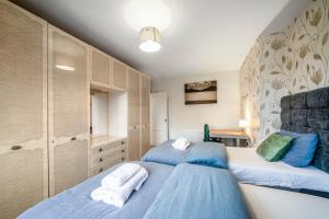 a bedroom with two beds and a walk in shower at Spacious 4-Bed House, & Prime Location Solihull in Olton