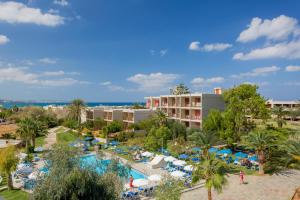 een luchtzicht op een resort met een zwembad bij Dessole Malia Beach - All Inclusive in Malia