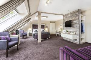 a bedroom with a bed and a tv in a room at Hotel Küstenklang - FREE Parking by ANS in Carolinensiel