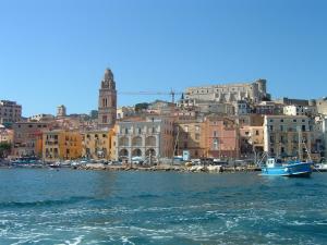 Vista sulla città dall'acqua con barca di Nel Cuore di Gaeta a Gaeta