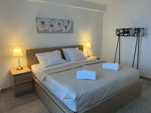a bedroom with a bed with two blue towels on it at Ferienwohnung Villa Fuchs in Dresden
