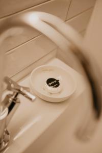 a white plate sitting on a sink in a bathroom at Freytag im Uni-Viertel in Duisburg +20 photos