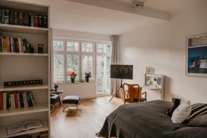 a bedroom with a bed and a room with a window at Freytag im Uni-Viertel in Duisburg