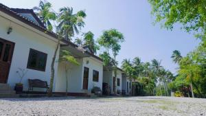 a house with a gravel driveway in front of it at ลียา รีสอร์ท in Ban Bang Mak (1)
