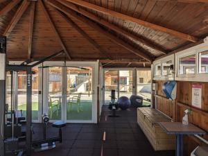 an inside view of a gym with a wooden ceiling at Mobilhome 642 3 chambres Siblu La Réserve in Gastes