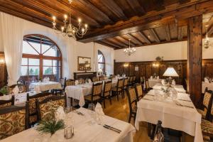ein Esszimmer mit weißen Tischen und Stühlen in der Unterkunft Hohe Gaisl in Prags