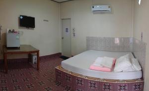 a small bedroom with a bed with two towels on it at Chattong resort in Trat
