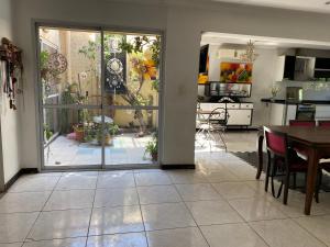 a kitchen and dining room with a sliding glass door at Piso Céntrico Maipú in Maipú