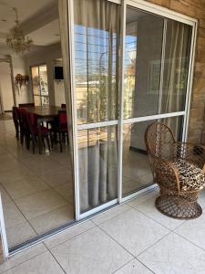 a screened in porch with a table and chairs at Piso Céntrico Maipú in Maipú