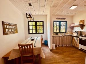 a kitchen with a table and chairs in a room at Casinha da Serra in Rio Acima