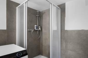 a shower with a glass door in a bathroom at Boardinghouse am Herforder Tor für 8 Personen auf 185 m2 in Bad Salzuflen +53 photos