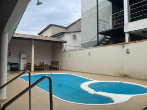 an empty swimming pool in the middle of a building at Hotel Comodoro in Vilhena