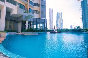 a large swimming pool in the middle of a building at TriZen Luxe Apartments in Colombo