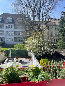 a view of a garden with flowers and a building at Freytag im Uni-Viertel in Duisburg