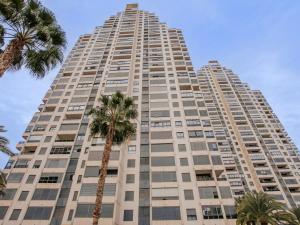 a tall building with palm trees in front of it at Apartamento Gema Gemelos 26 in Benidorm