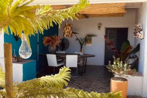 a dining room with a table and some plants at Ruime cortijo met zwembad in Andalusië ideaal voor families & groepen 3 appartementen in Huércal-Overa