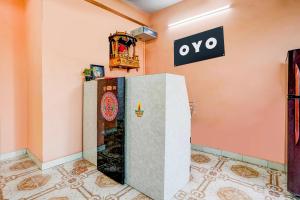 a room with an oyo sign on the wall at Hotel O Vira Palace in Mumbai
