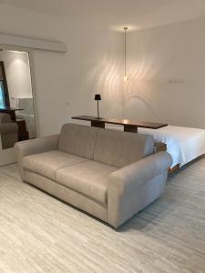 a living room with a couch and a table at Serena a due passi dal mare in Bellaria-Igea Marina