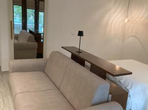 a living room with a couch and a table at Serena a due passi dal mare in Bellaria-Igea Marina +3 photos
