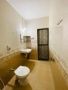 a bathroom with a toilet and a sink at HoneyBee 2BHK Homestay Agonda in Agonda +6 photos