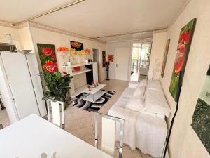 a living room with a couch and a table at Chambres chez l'habitant in Meudon