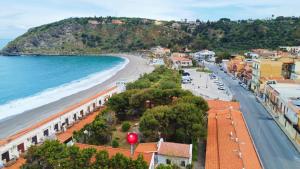 a view of a beach with buildings and the ocean at Cottage84Milazzo in Milazzo