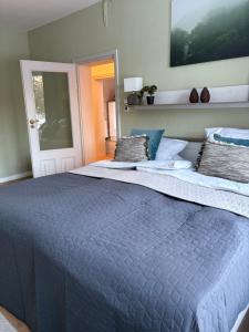 a large bed with a blue comforter in a bedroom at Kutscherhaus in Uelzen