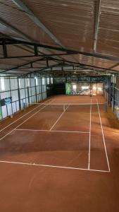 a tennis court in a building with a tennis court at Pumillahue Lodge cabaña matrimonial in Ancud