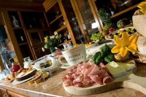 Makanan di atau berdekatan hotel