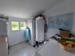 a kitchen with a refrigerator and a basket of fruit at Le rendez-vous des 2 amants in Romilly-sur-Andelle
