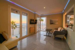 a living room with a view of the ocean at Preciado apartamento con vistas frontales al mar in Cádiz