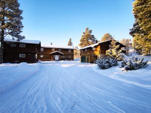 a snow covered driveway in front of a house at Mountain Lodge - Midtgardstunet in Ringebu