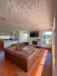 a living room with a couch and a table at Finca Lituania, El Sisga in Chocontá