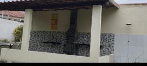a brick fireplace on the side of a house at Suíte da Lagoa in Araruama