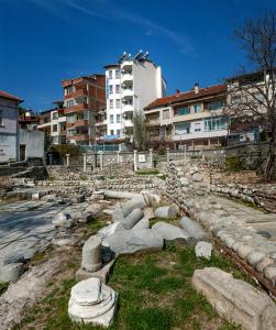 un groupe de rochers et de bâtiments dans une ville dans l'établissement Hotel Balevurov, à Sandanski