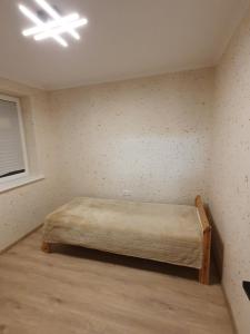 a bedroom with a bed in the corner of a room at Ferienwohnung Clausthal in Clausthal-Zellerfeld
