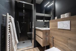 a bathroom with a sink and a shower and a toilet at Chambre 5 La Baieta in Nice