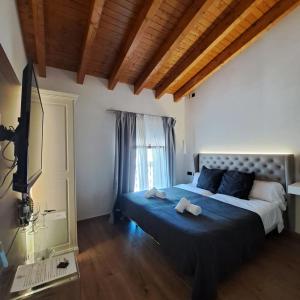 a bedroom with a bed with blue sheets and a window at TI Central Maria in Maria de la Salut